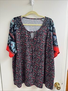 Like new short sleeve top women 3X-4X, black with floral design and v-neck tie